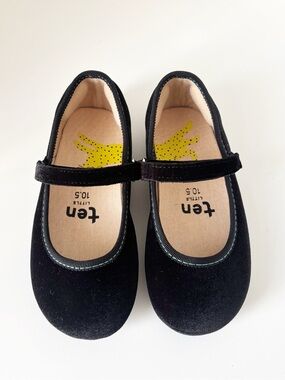 NWOT Girls Black Velvet Mary Jane Dress Shoes with Adjustable Strap - Size 10.5